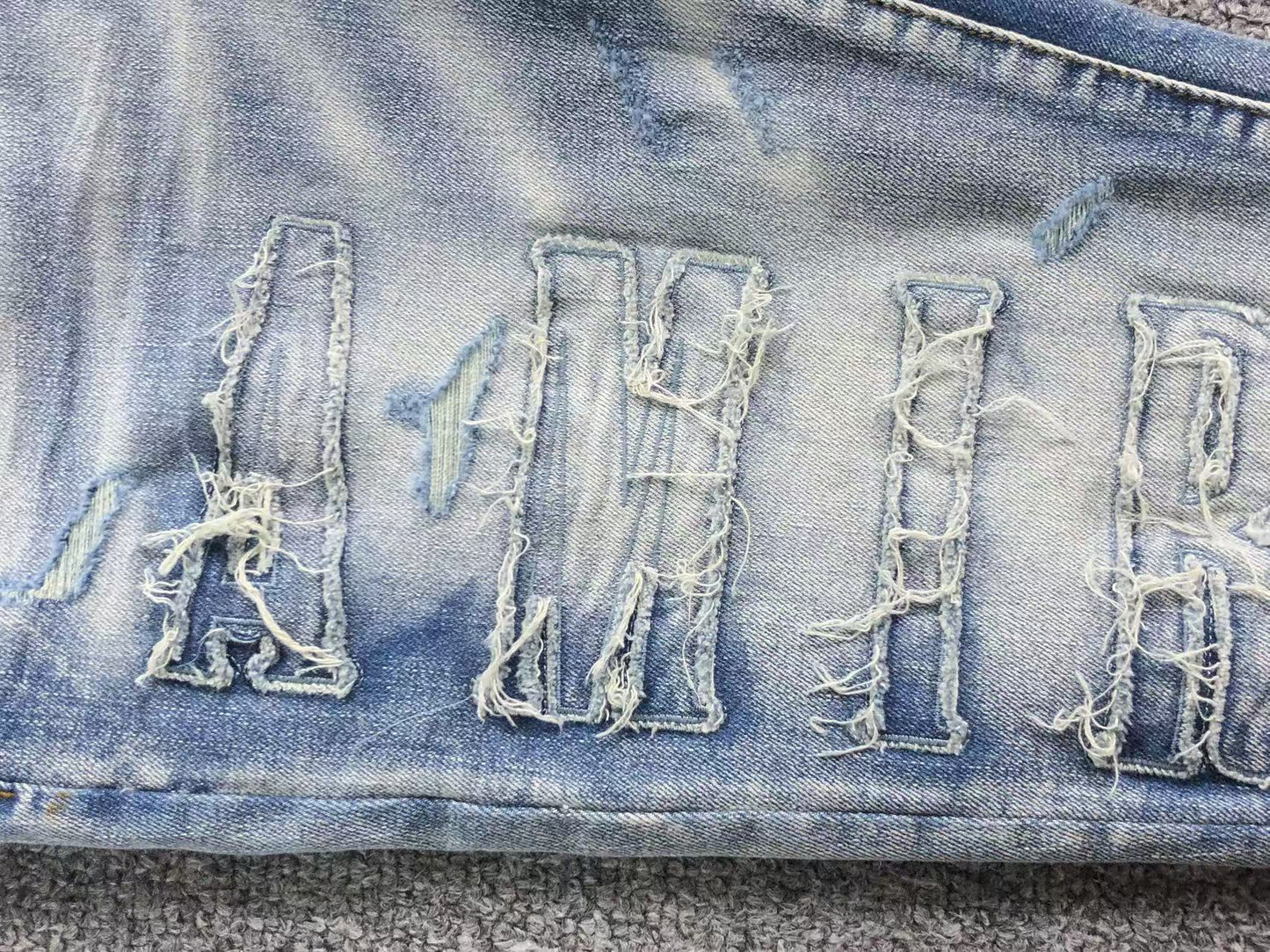Calça AMIRI Vintage Destroyed Logo Denim (Ice Wash)