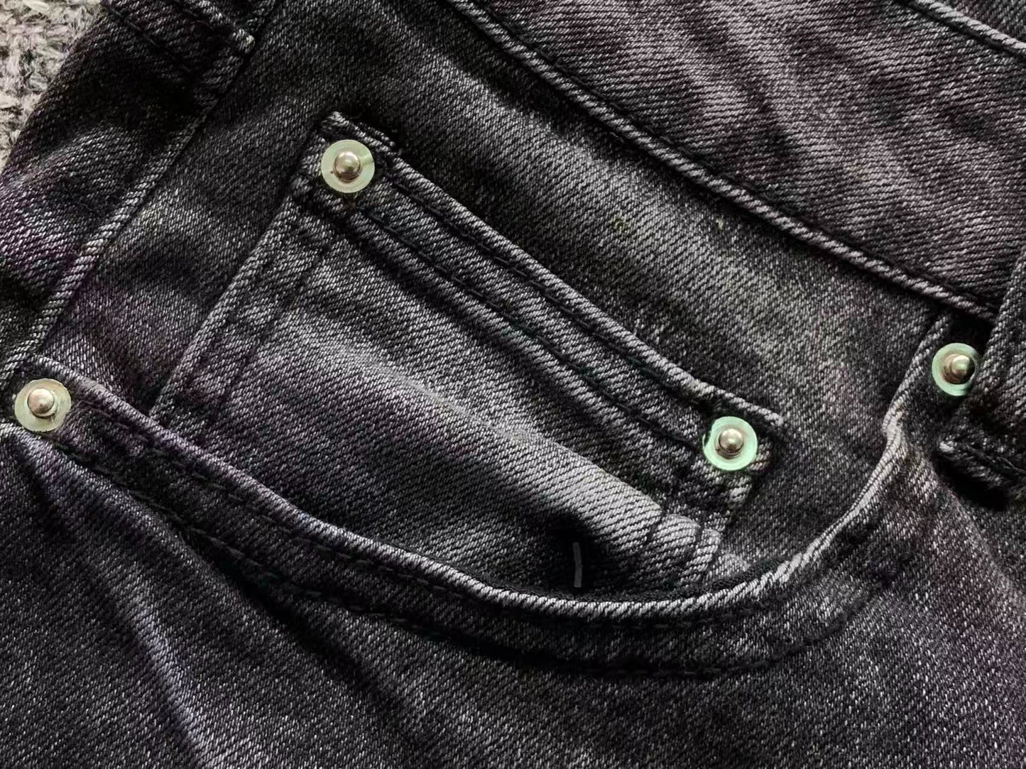 Calça AMIRI Multi Patch Black Destroyed Denim