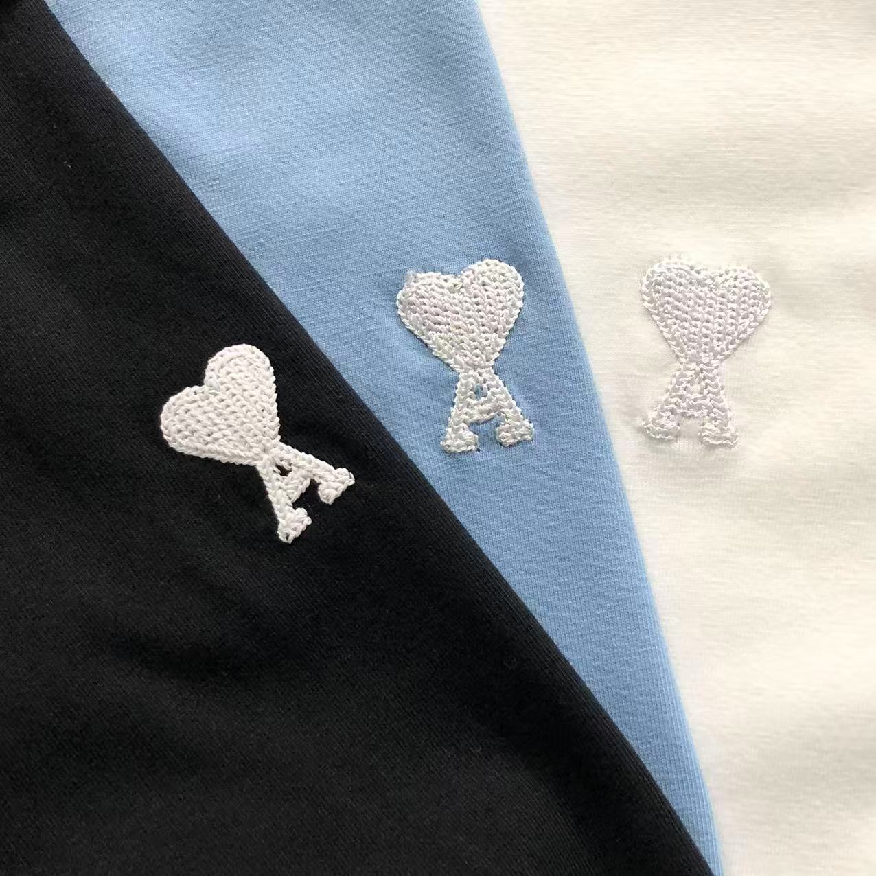 Camiseta AMI Paris Logo Coração Mini Bordado