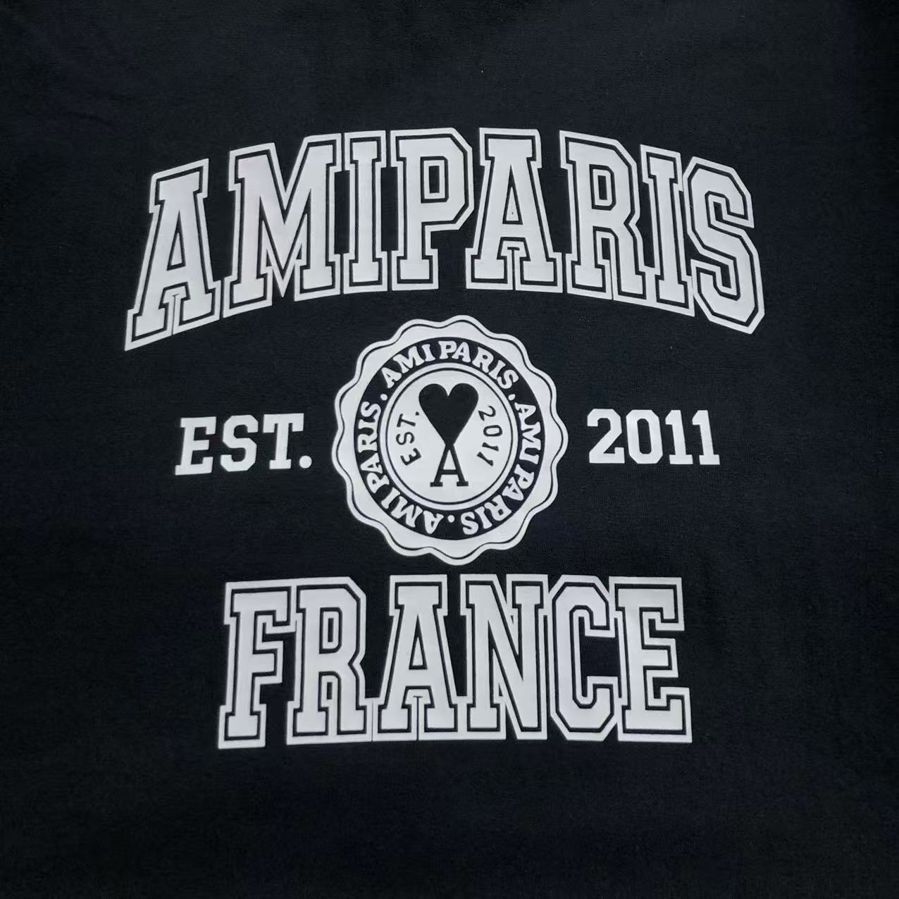Camiseta AMI Paris Badge Varsity