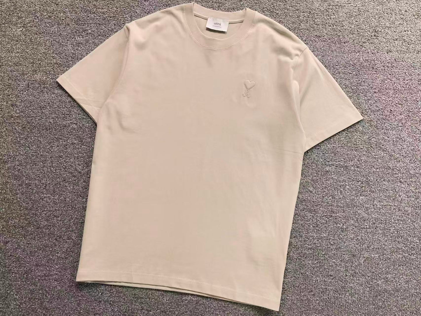Camiseta AMI Paris Logo Coração Mini Bordado