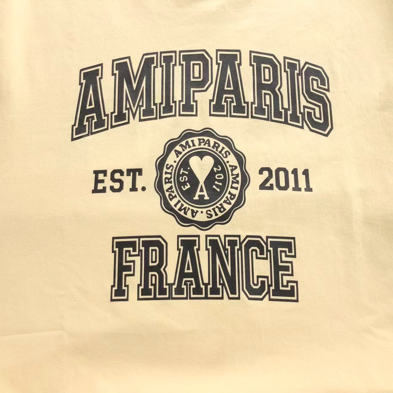 Camiseta AMI Paris Badge Varsity