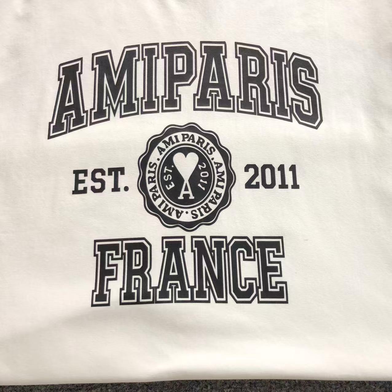 Camiseta AMI Paris Badge Varsity