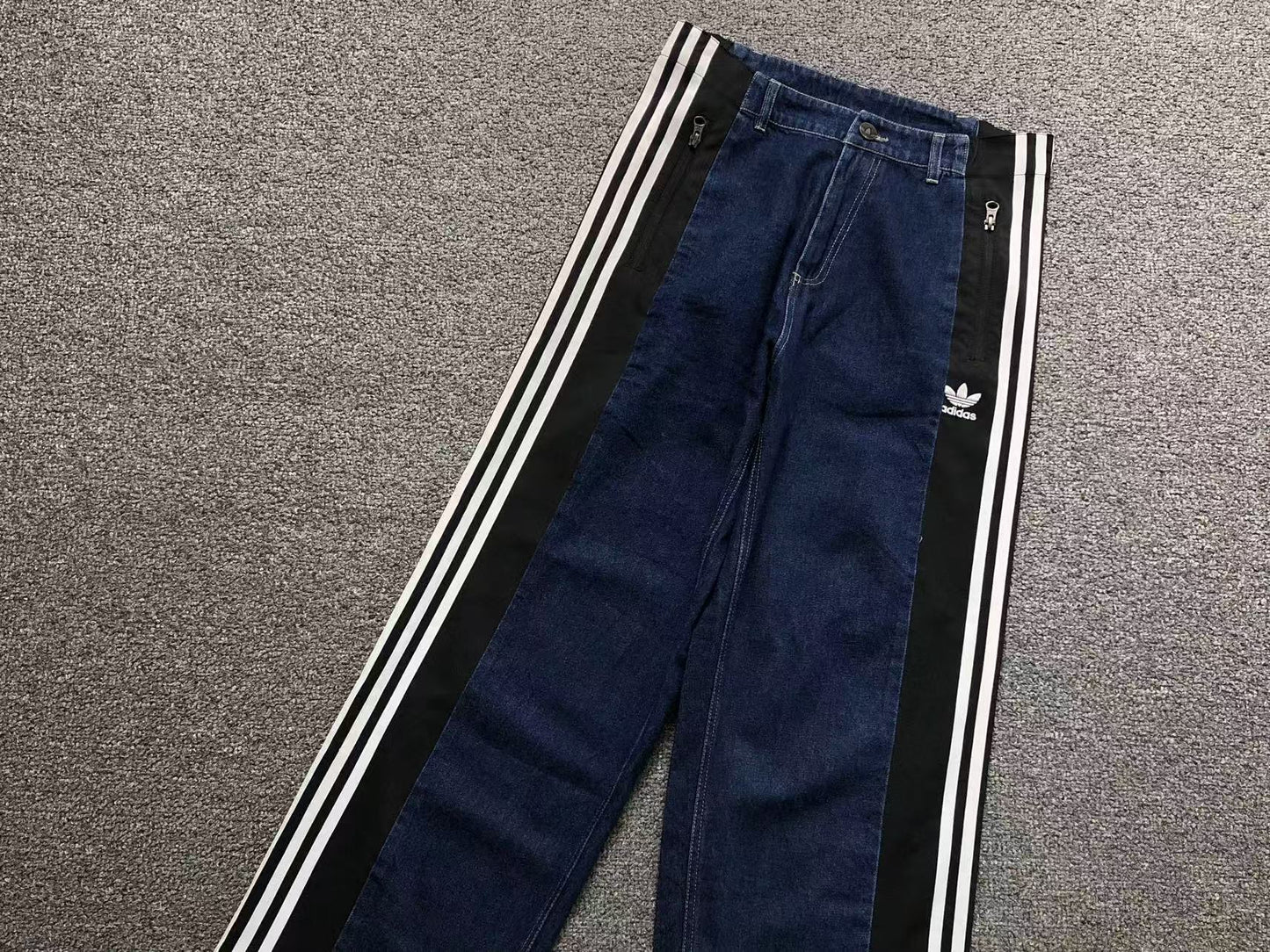 Calça Adidas Jeans Stripe Track Pants