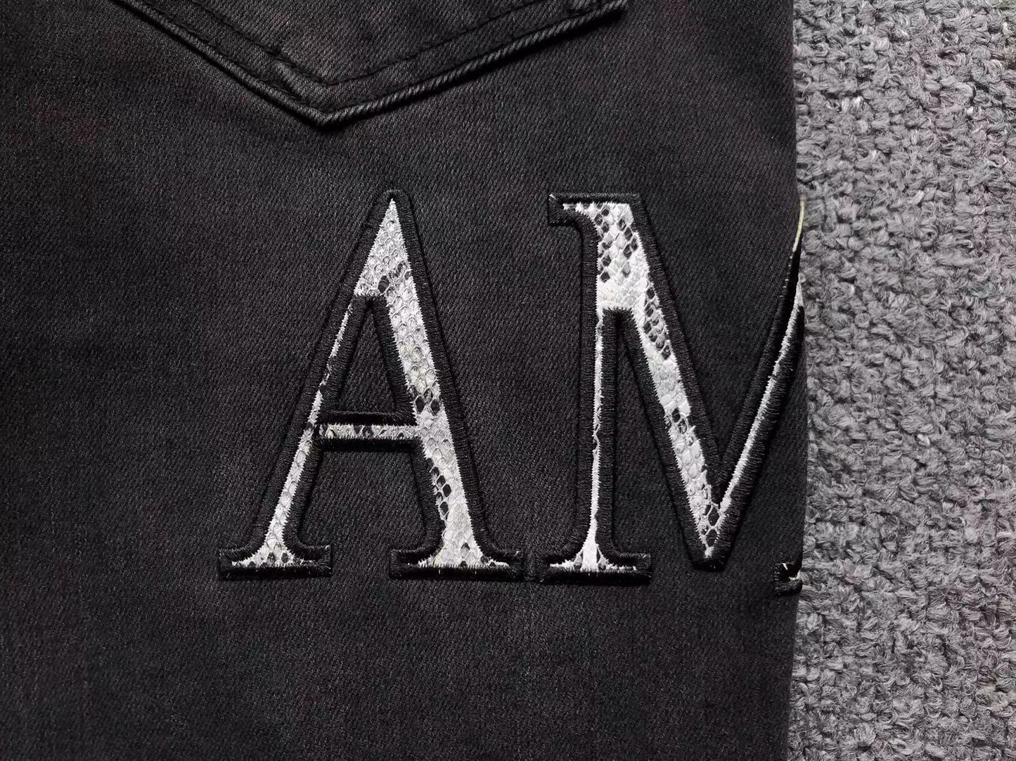 Calça AMIRI Logo Destroyed Black Denim