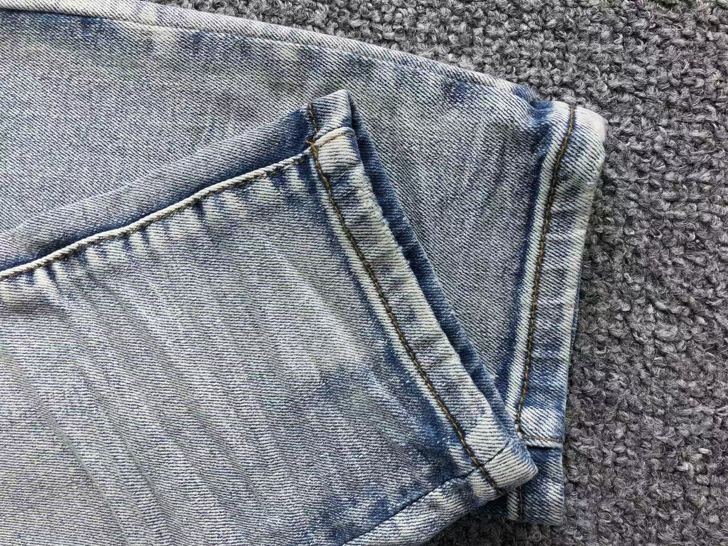 Calça AMIRI Vintage Destroyed Logo Denim (Ice Wash)