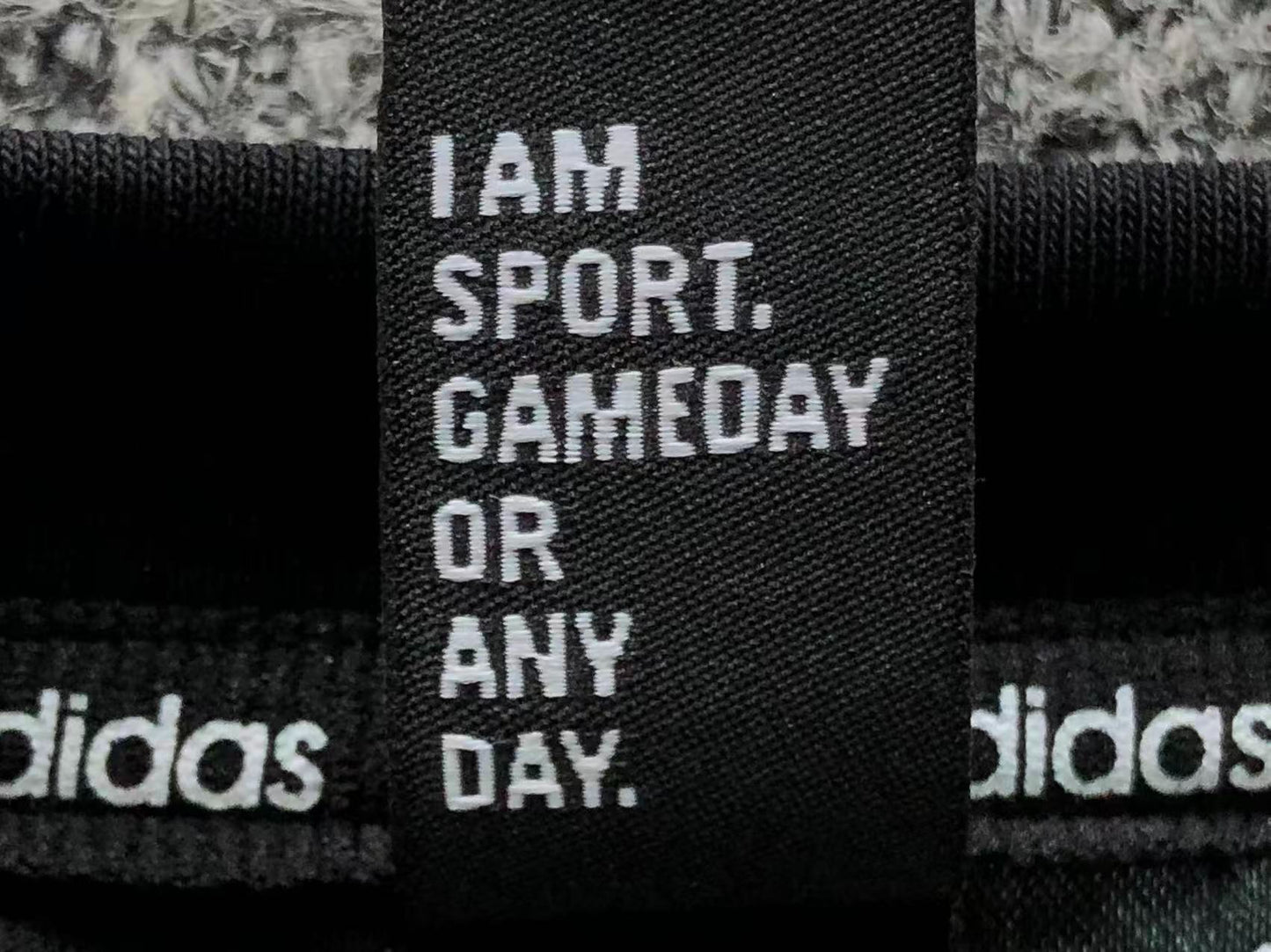 Camiseta Adidas Three Stripes Identity Logo