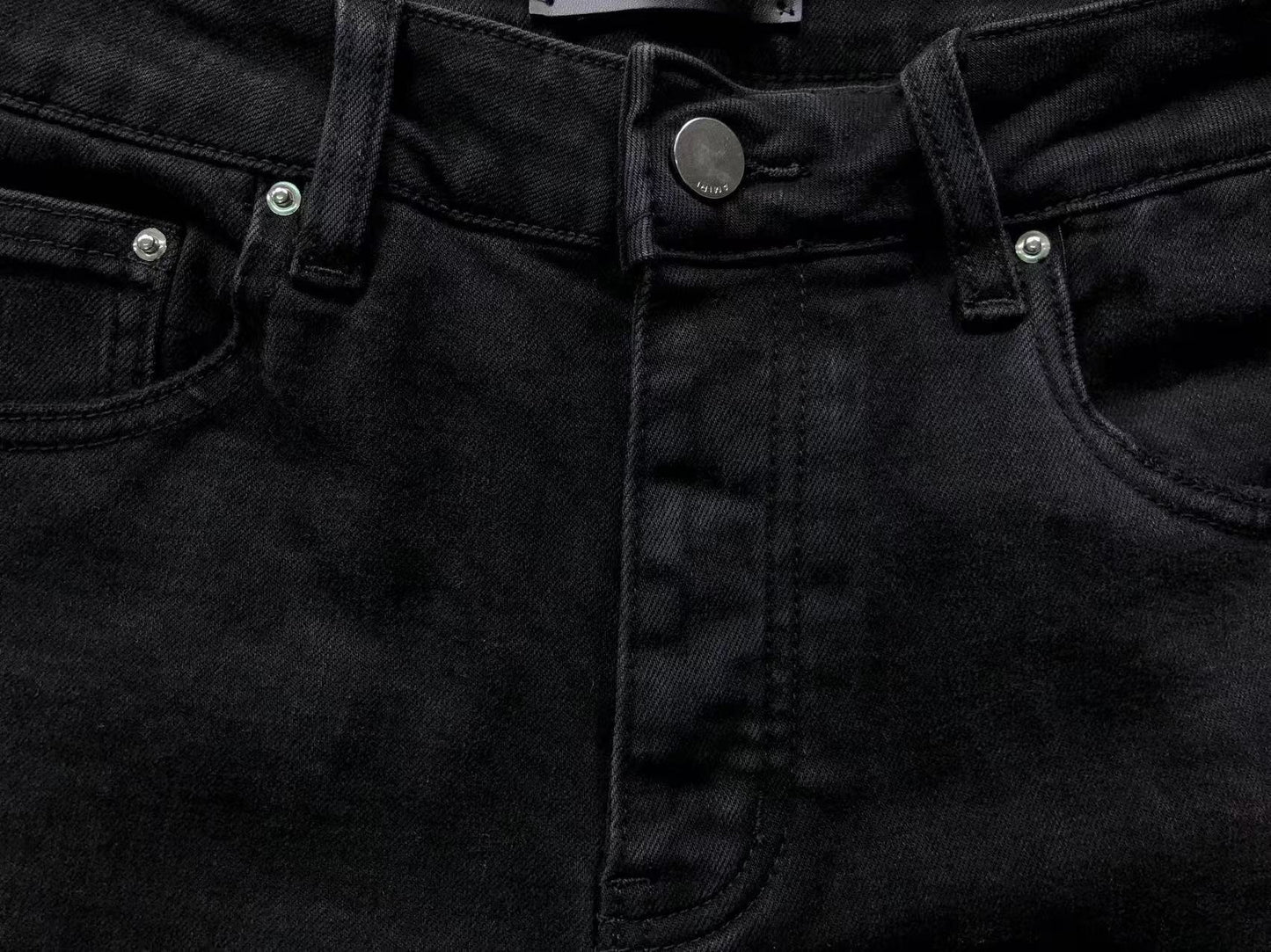 Calça AMIRI Bullet Hole Patch Black Denim