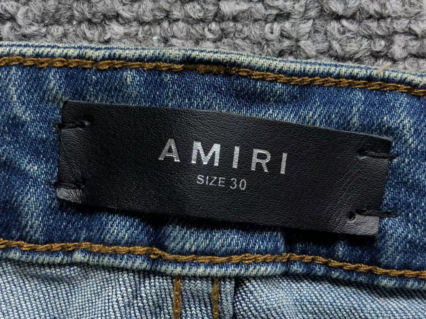 Calça AMIRI Light Wash Destroyed Denim