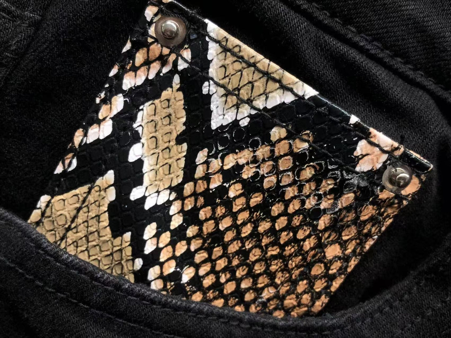 Calça AMIRI Logo Destroyed Black Denim