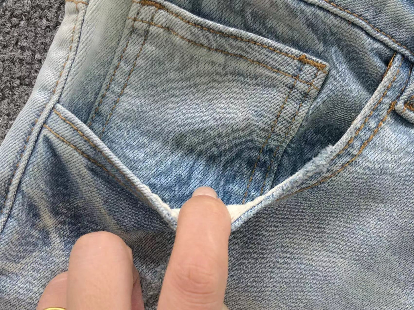 Calça AMIRI Logo Distressed Light Blue Denim