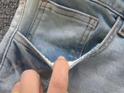 Calça AMIRI Logo Distressed Light Blue Denim