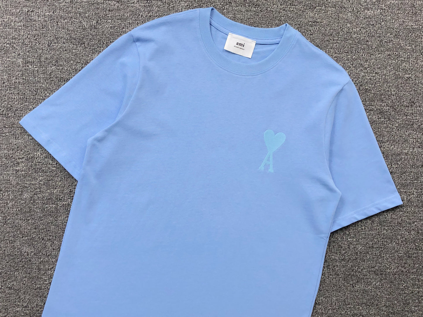 Camiseta AMI Paris Minimal Tonal Heart Logo