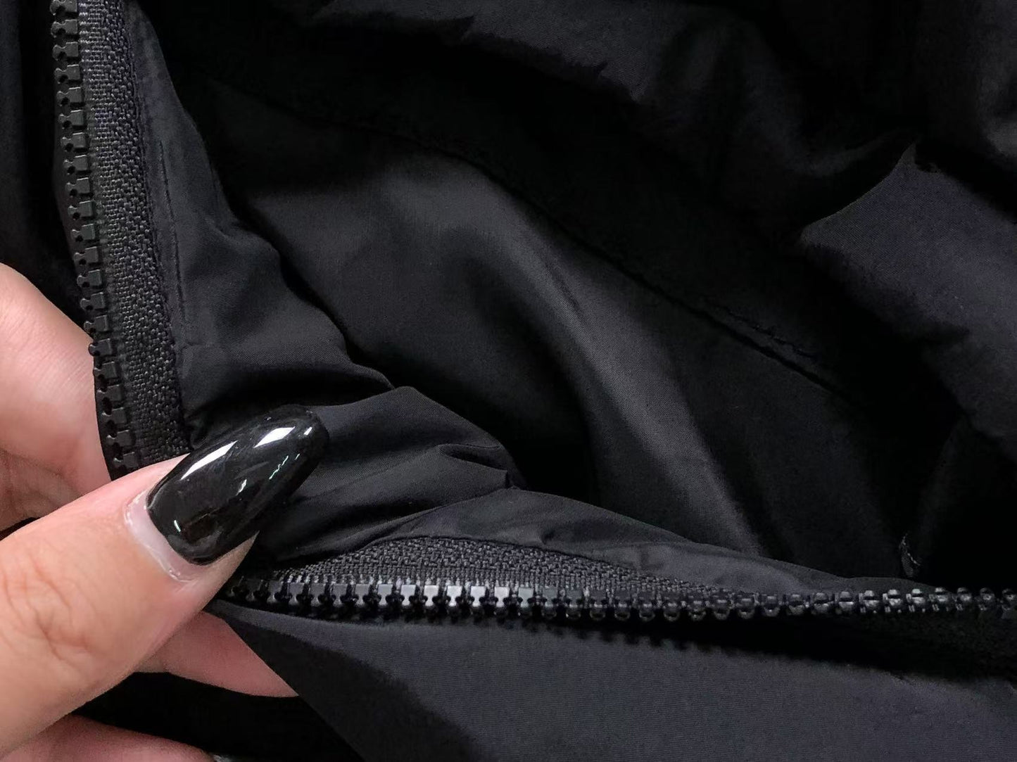 Jaqueta ALO puffer com capuz design V Feminino