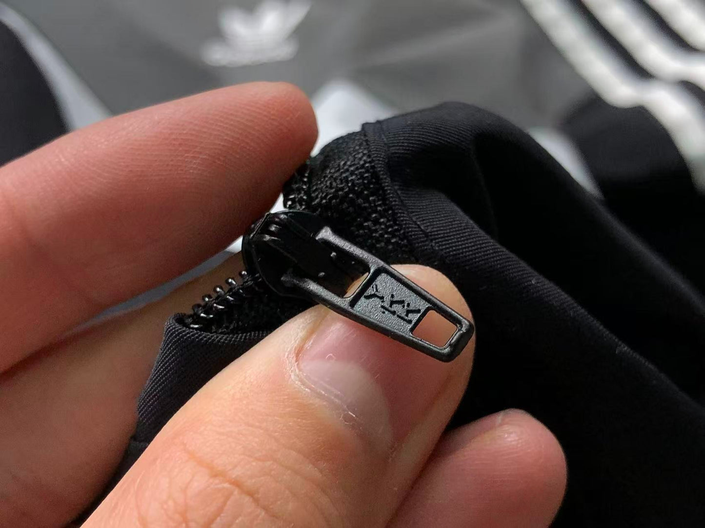 Jaqueta Adidas Chevron Windbreaker Archive