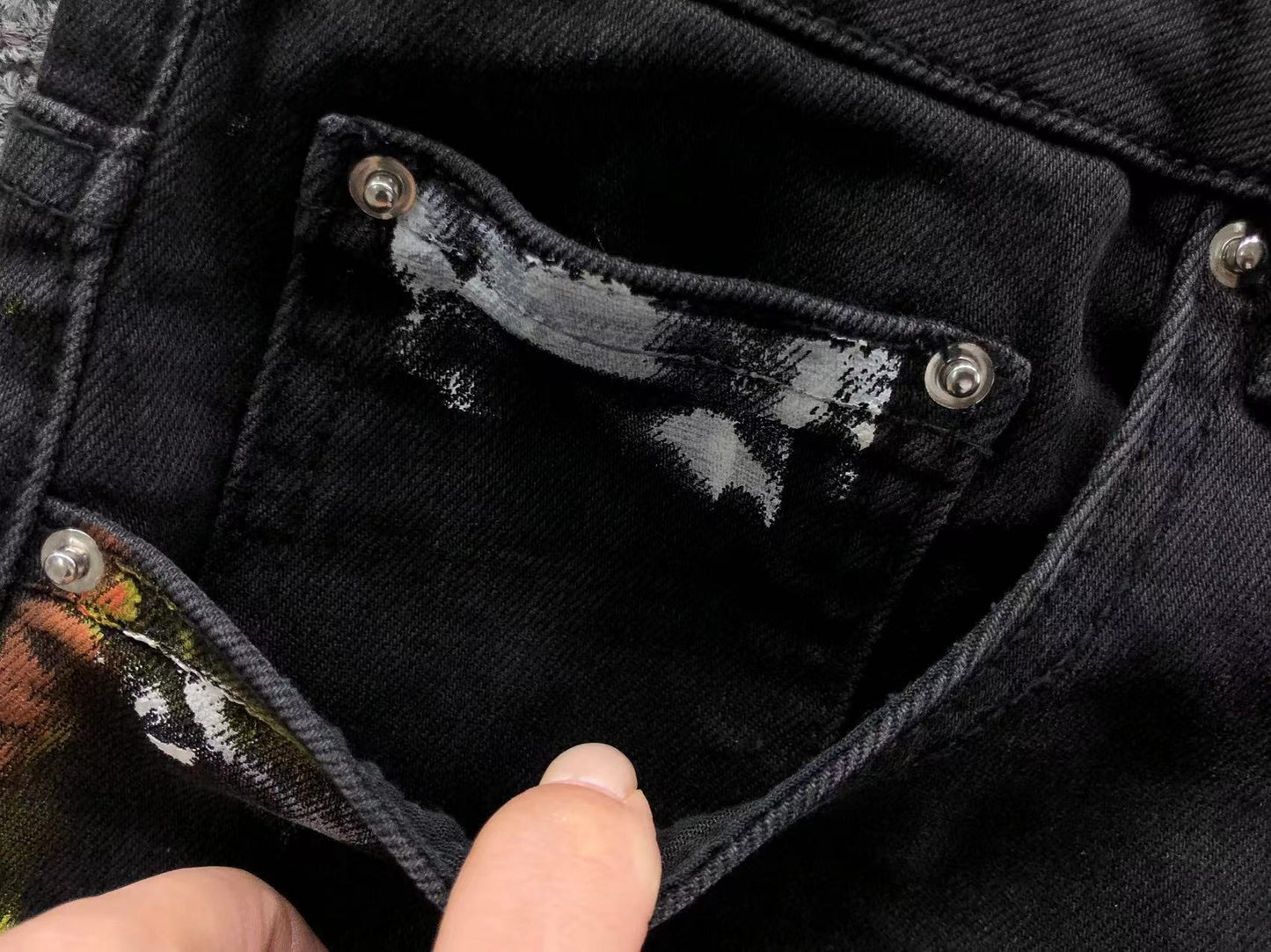 Calça AMIRI Logo Paint Splatter Black Denim