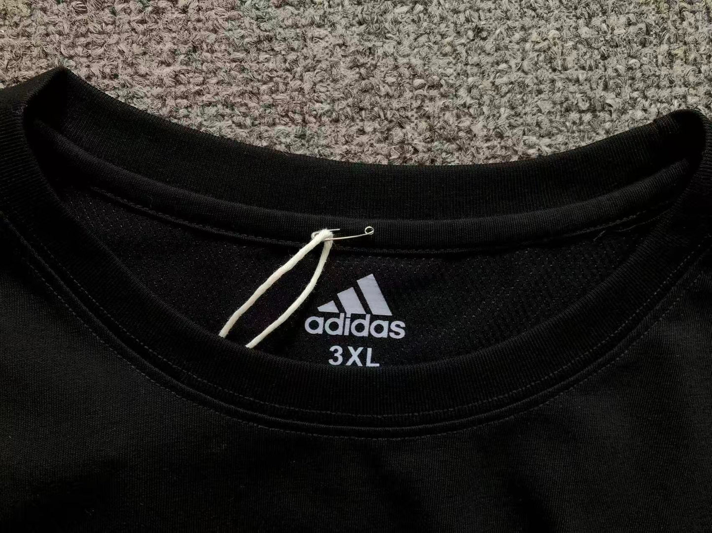 Camiseta Adidas Micro Logo Minimal Feminina