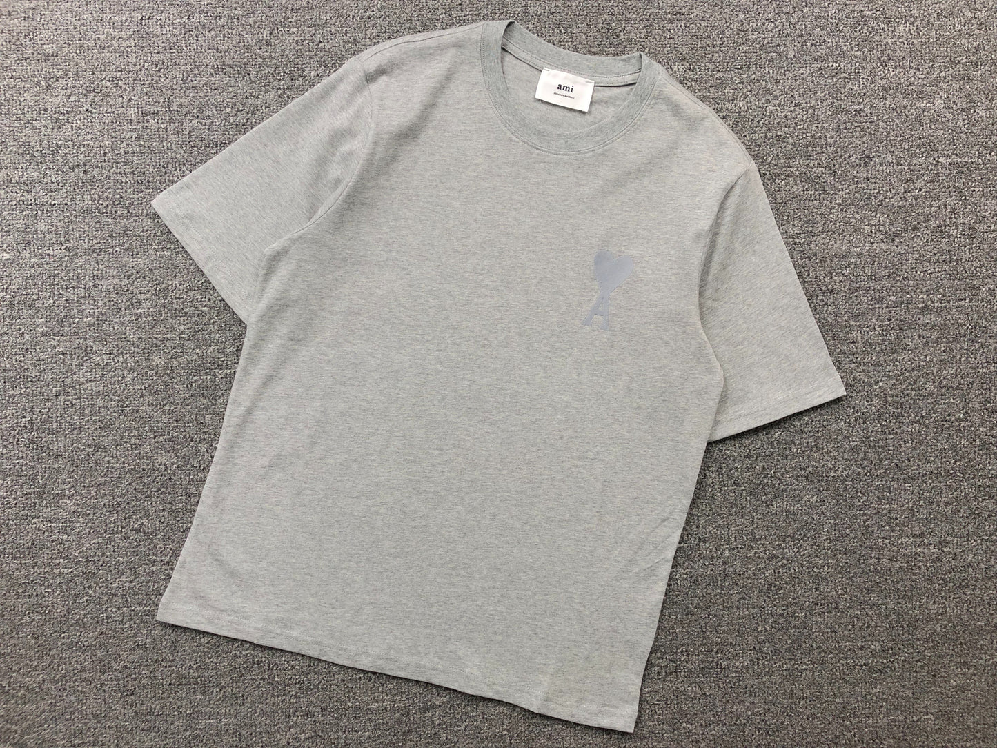 Camiseta AMI Paris Minimal Tonal Heart Logo