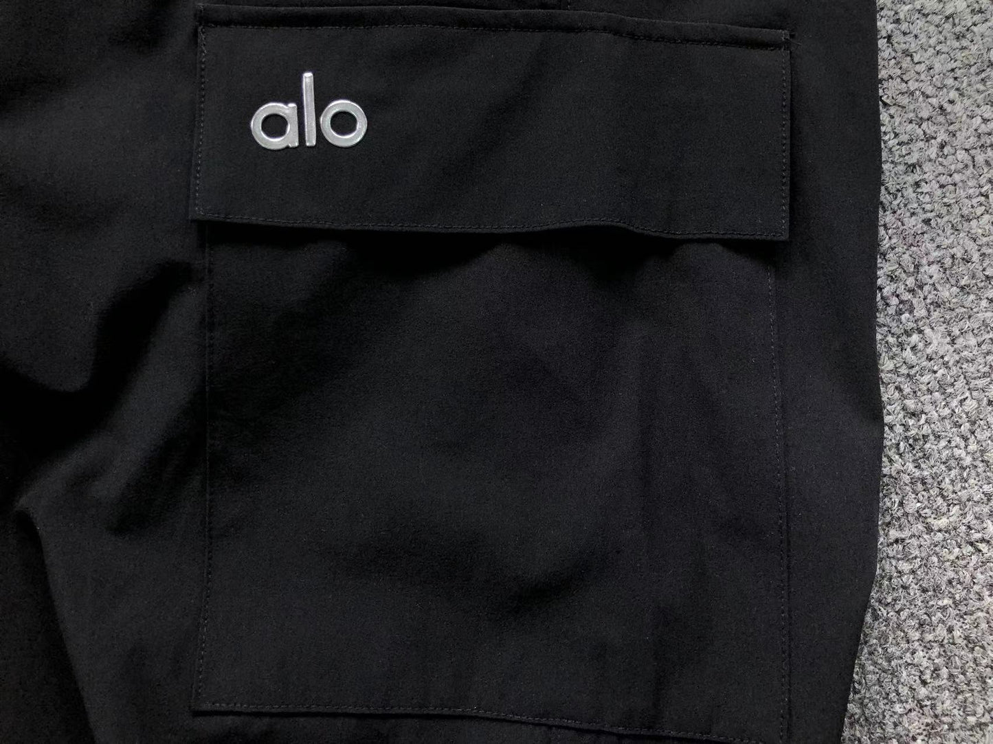 Calça elástica ALO moletom cargo