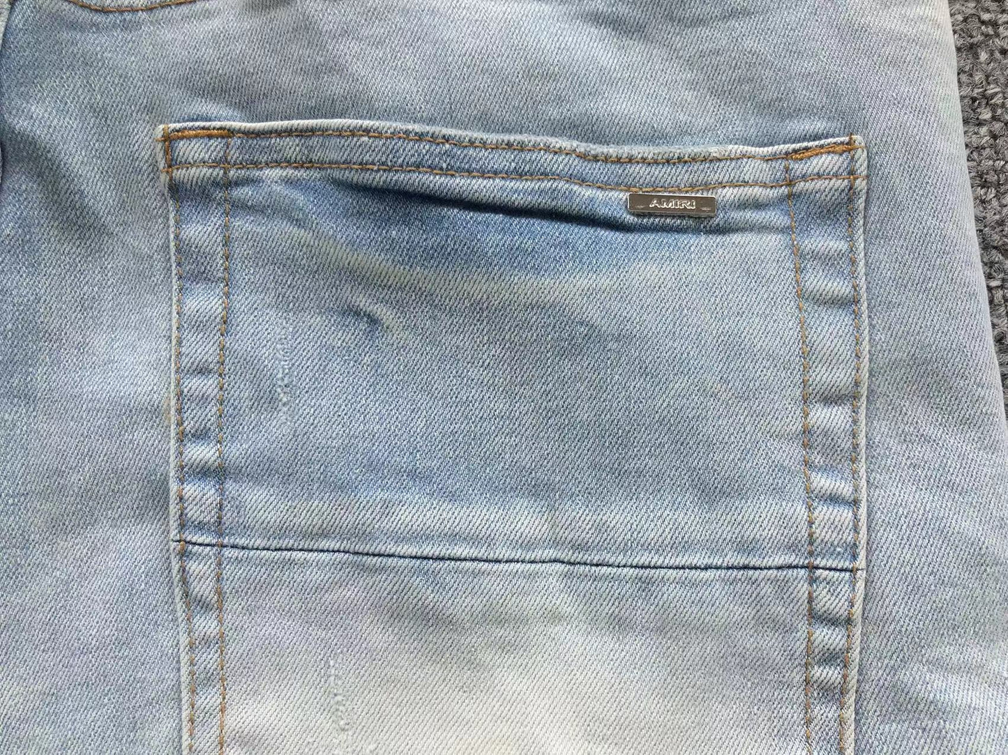 Calça AMIRI Logo Distressed Light Blue Denim
