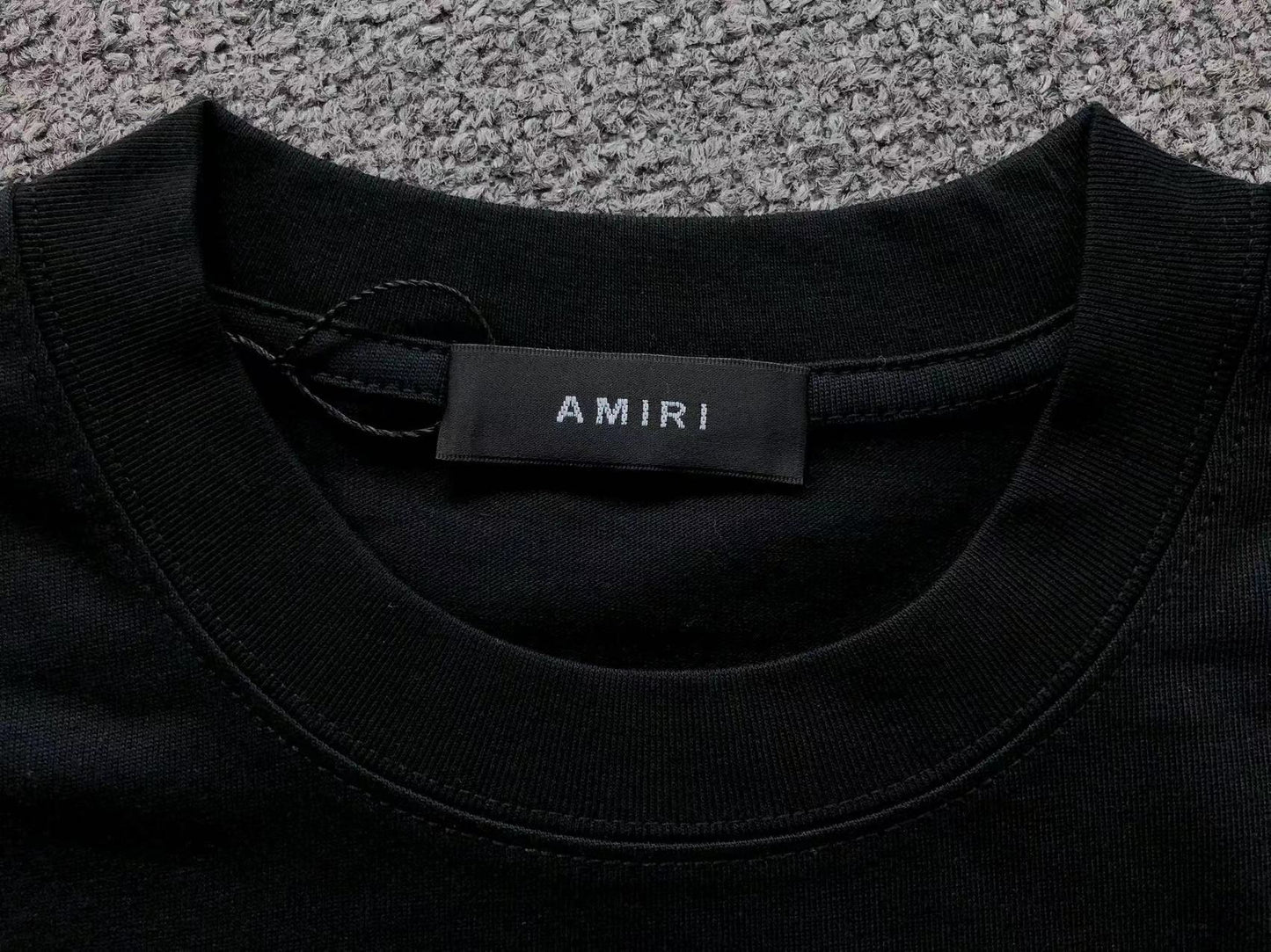 Camiseta AMIRI Gothic Logo Gold Emblem
