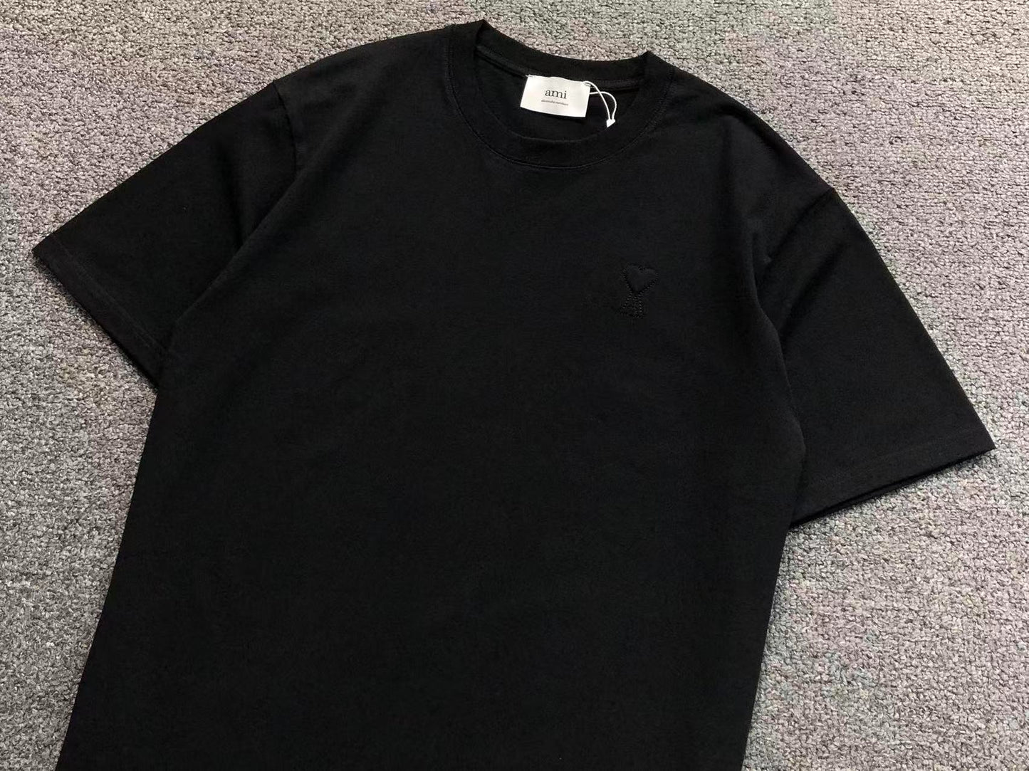 Camiseta AMI Paris Logo Coração Mini Bordado
