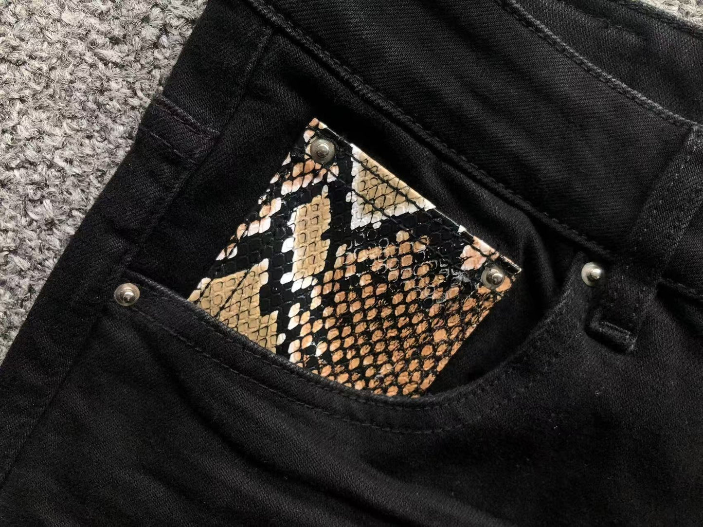 Calça AMIRI Logo Destroyed Black Denim