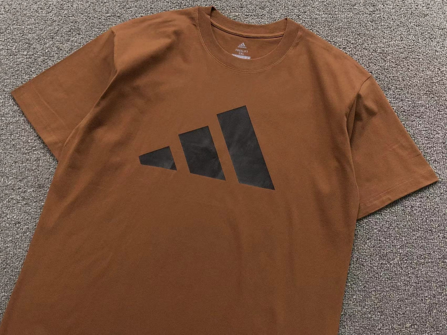 Camiseta Adidas Big Logo Essential