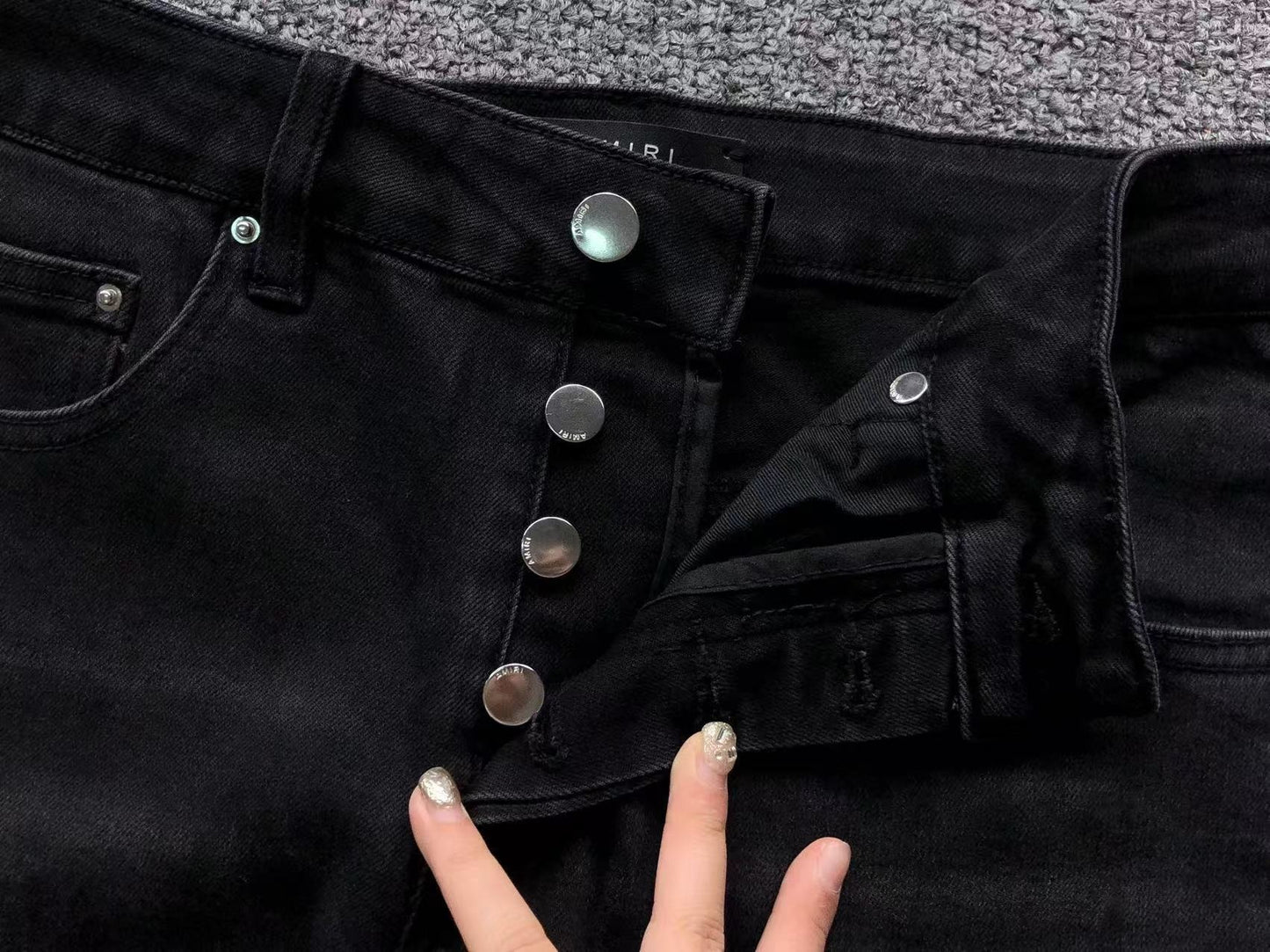 Calça AMIRI Logo Destroyed Black Denim