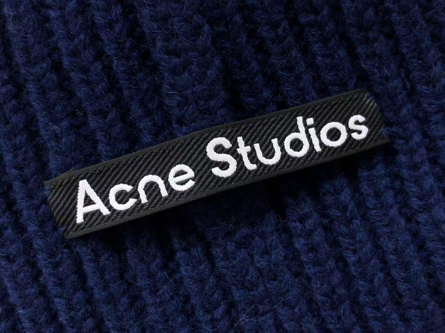 Touca Acne Studios Winter Essential