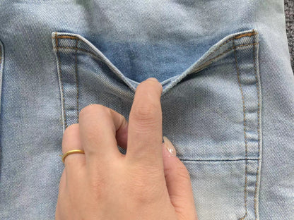 Calça AMIRI Logo Distressed Light Blue Denim