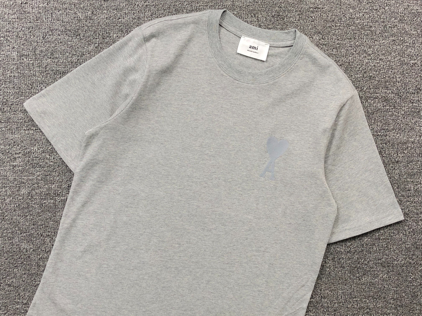Camiseta AMI Paris Minimal Tonal Heart Logo