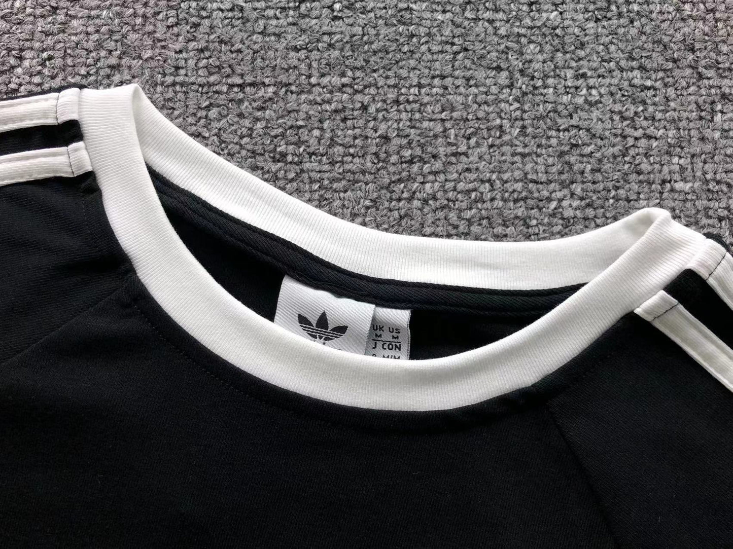Camiseta Adidas Raglan Core 3-Stripes Feminina
