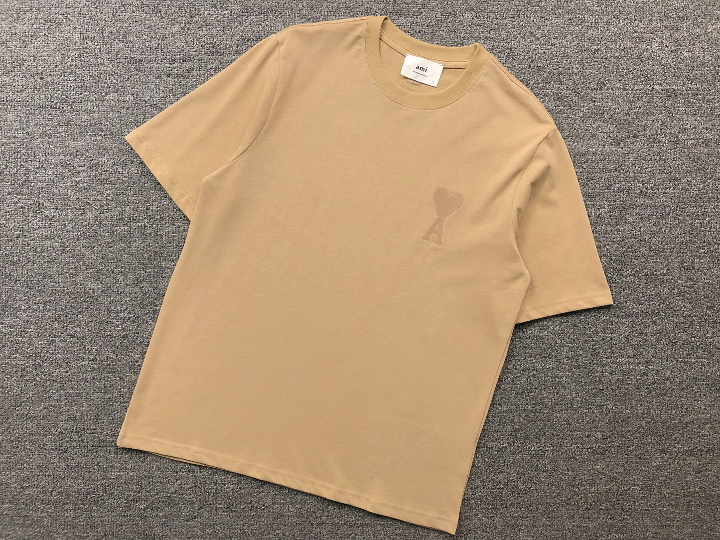 Camiseta AMI Paris Minimal Tonal Heart Logo
