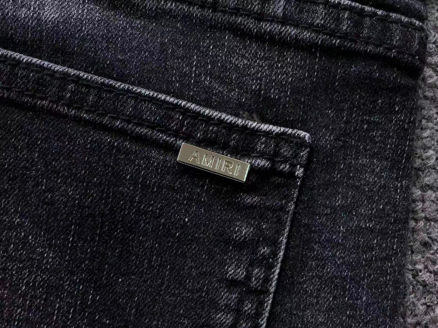 Calça AMIRI Tonal Logo Black Destroyed Denim