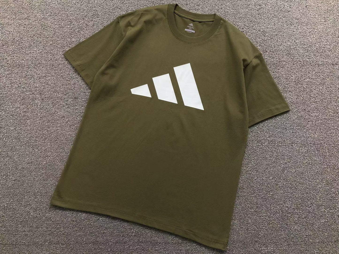Camiseta Adidas Big Logo Essential