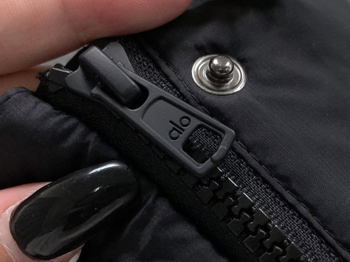 Jaqueta ALO puffer com capuz Feminino