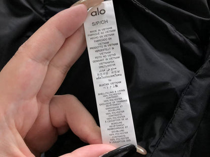 Jaqueta ALO puffer com capuz design V Feminino