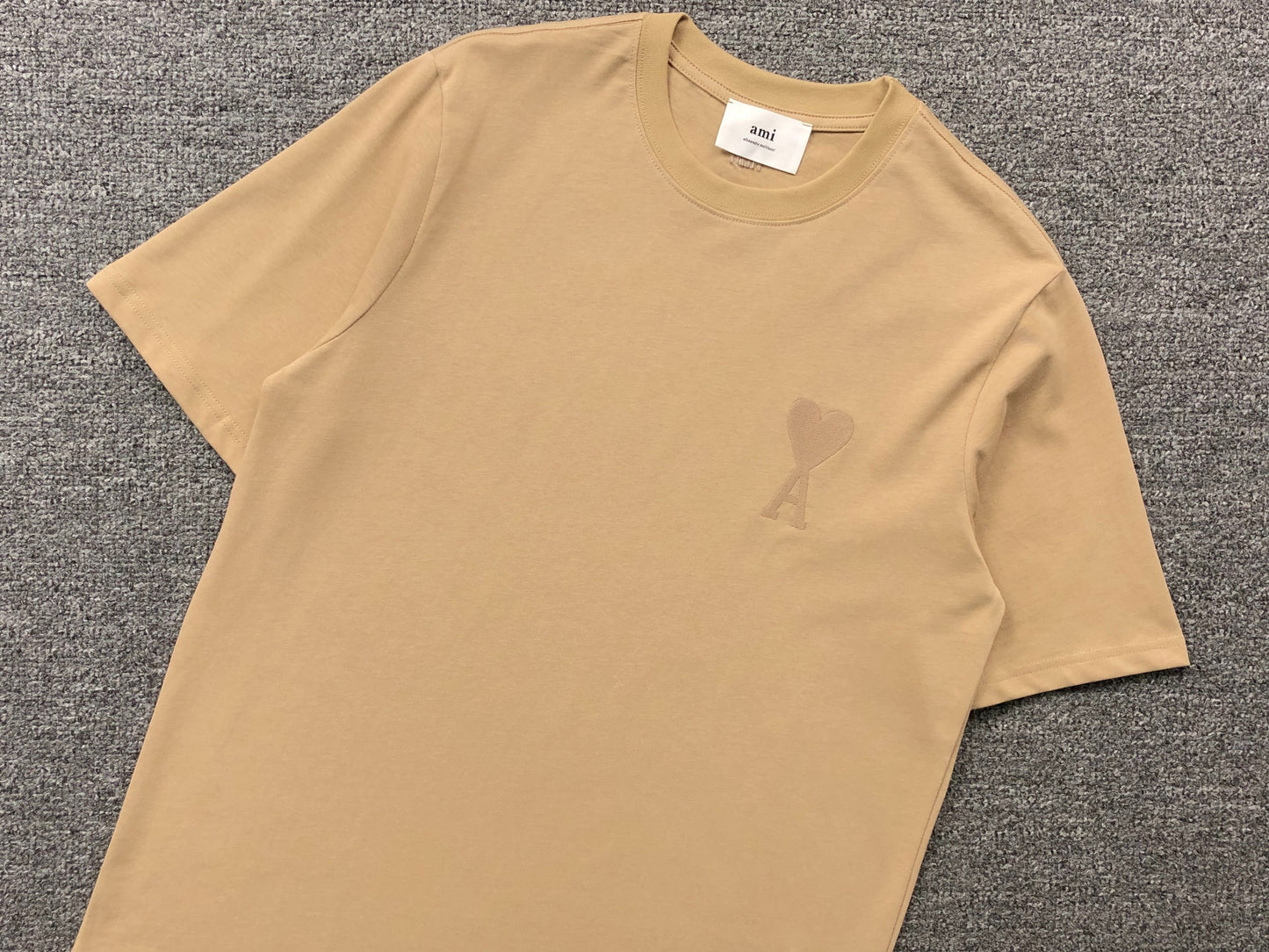 Camiseta AMI Paris Minimal Tonal Heart Logo