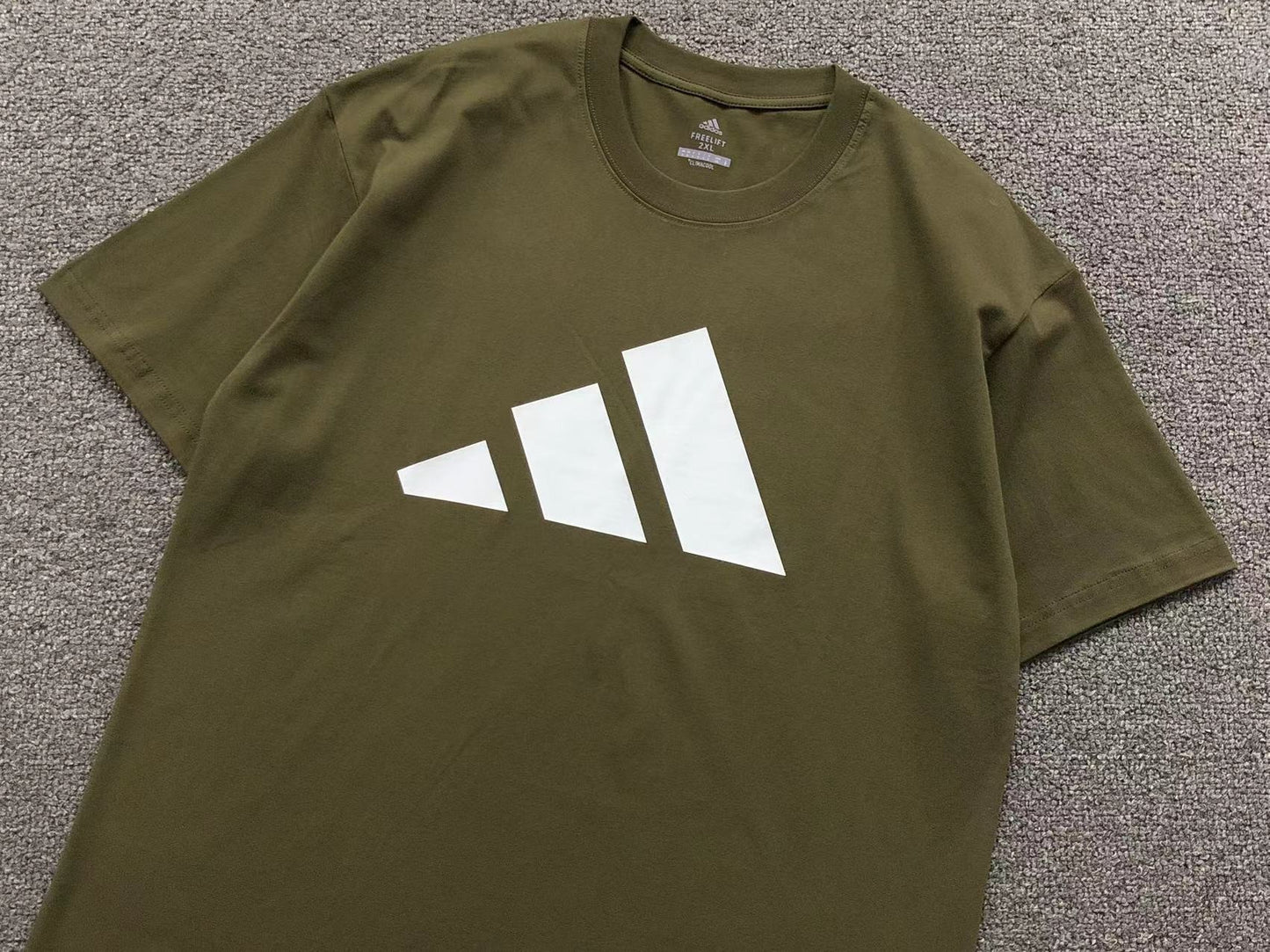 Camiseta Adidas Big Logo Essential
