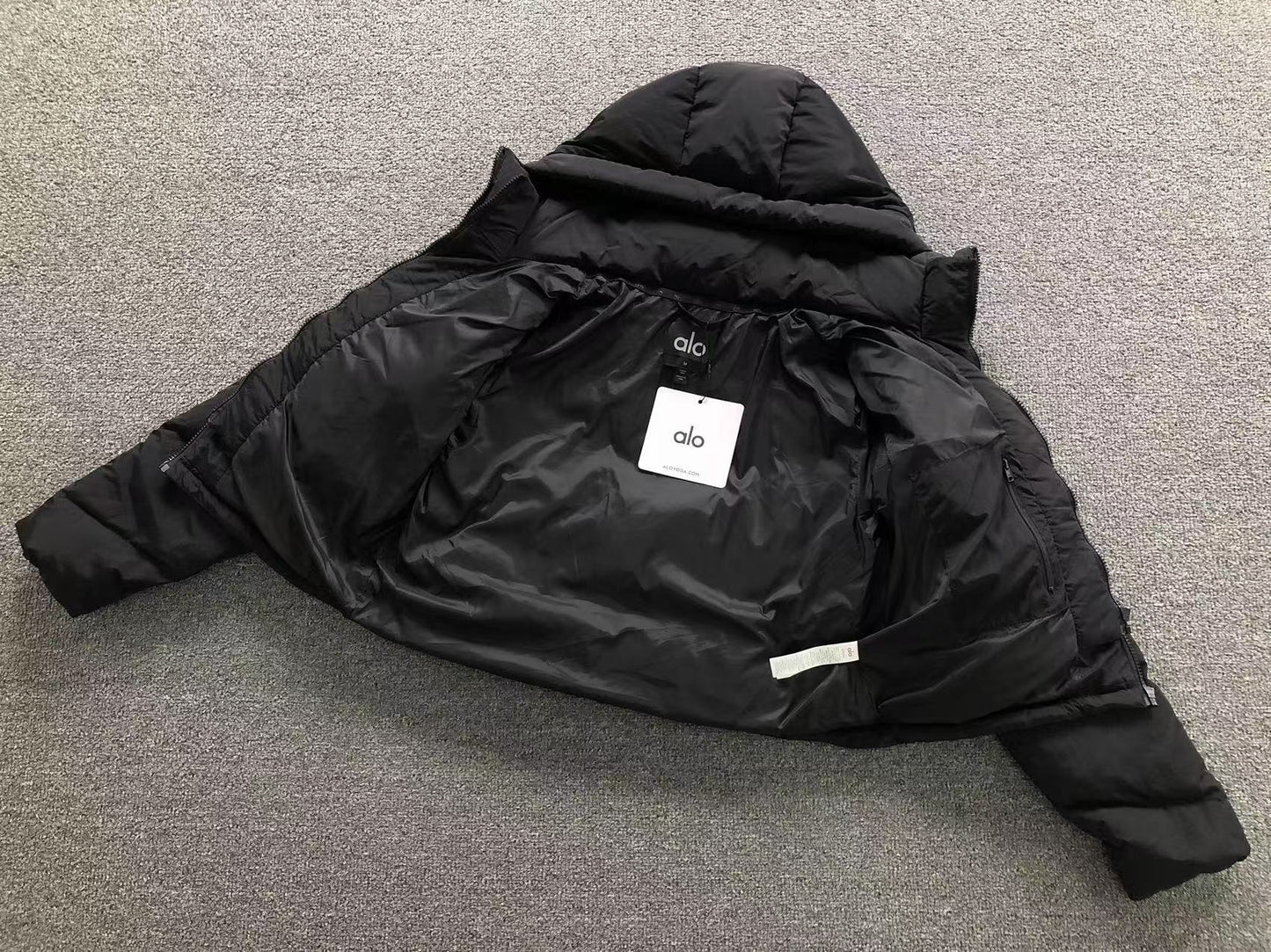 Jaqueta ALO puffer com capuz design V Feminino