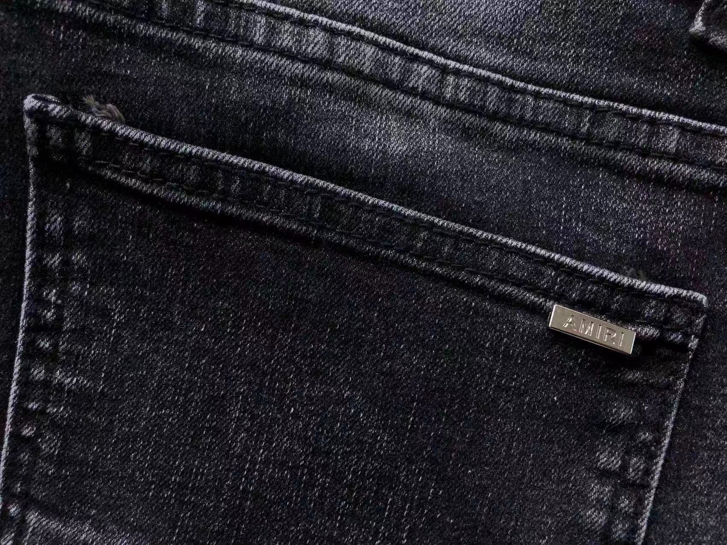 Calça AMIRI Tonal Logo Black Destroyed Denim