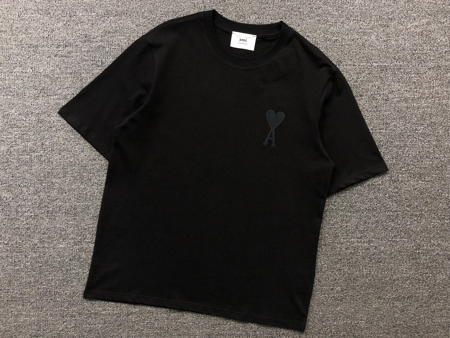 Camiseta AMI Paris Minimal Tonal Heart Logo