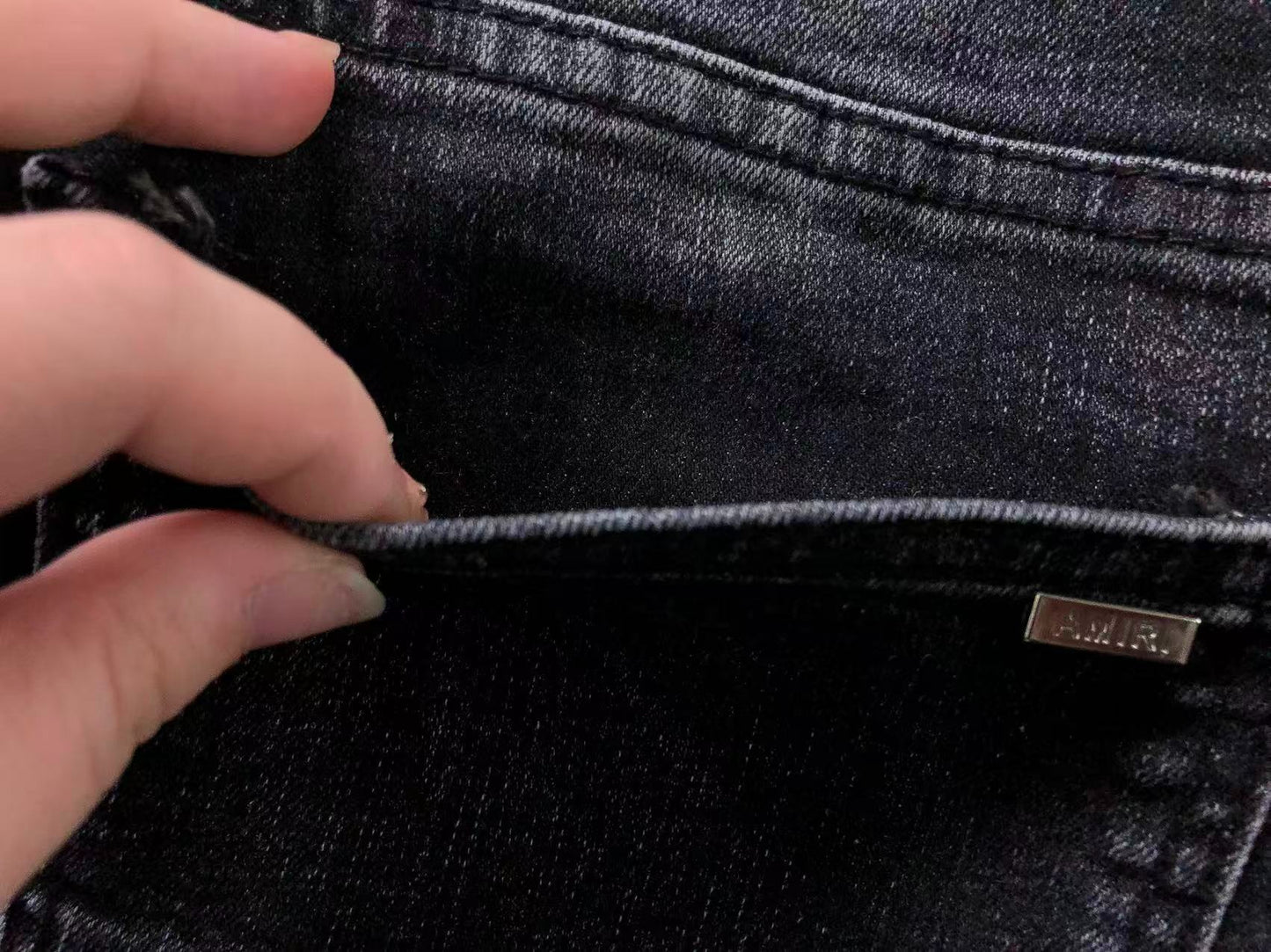 Calça AMIRI Tonal Logo Black Destroyed Denim