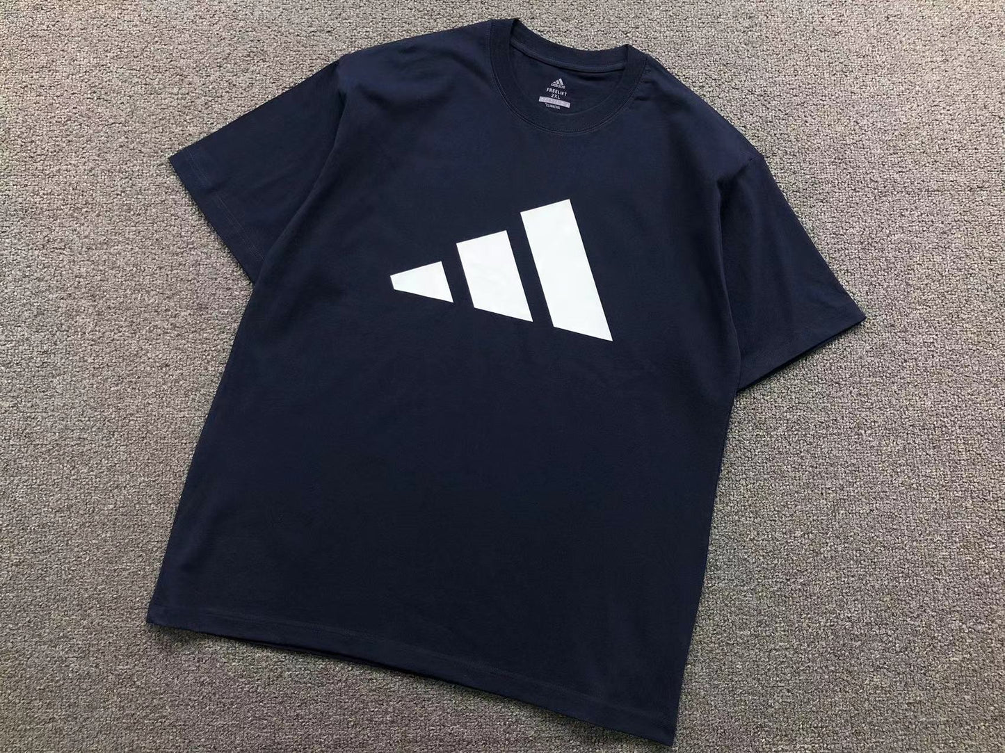 Camiseta Adidas Big Logo Essential