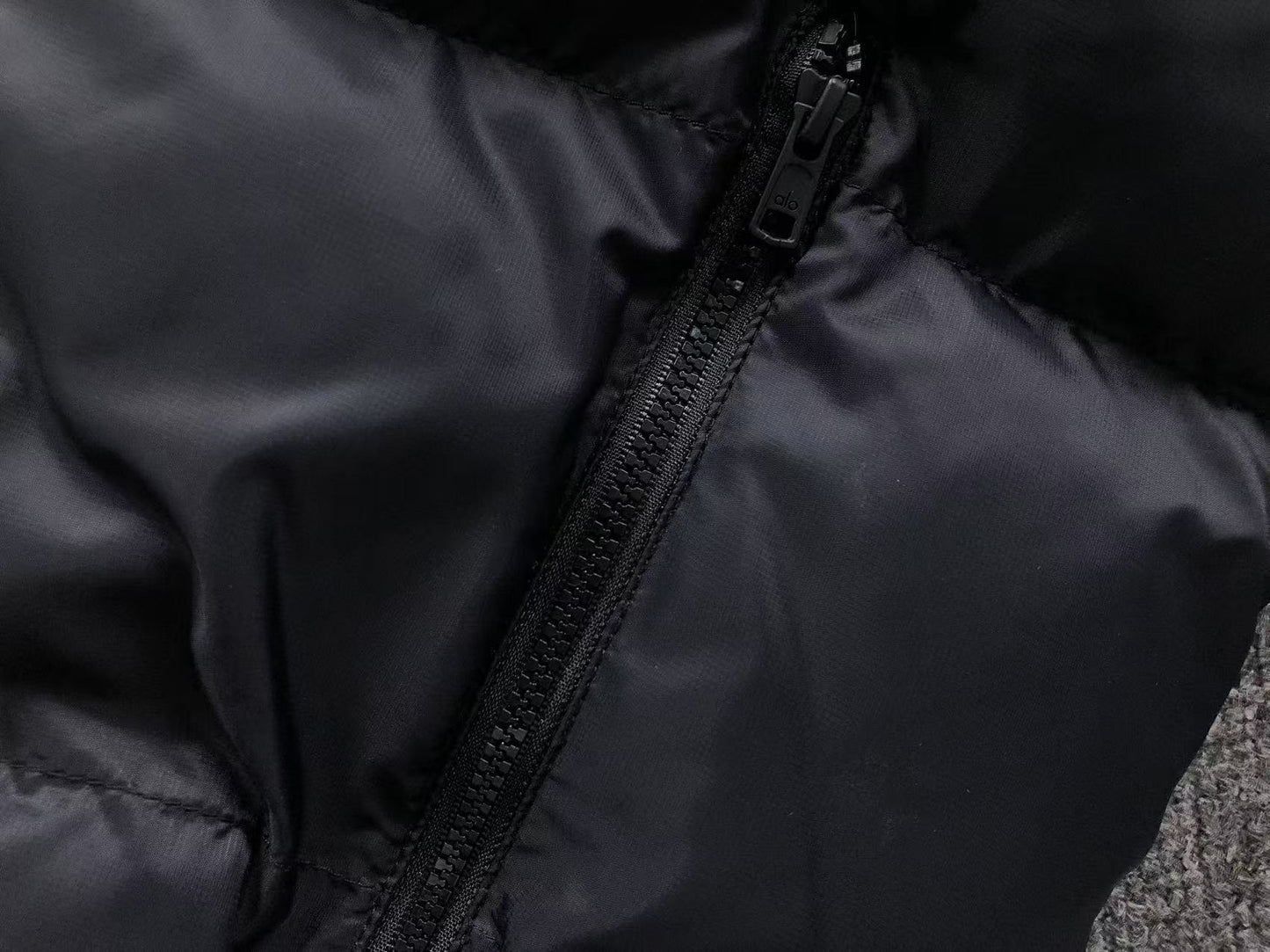 Jaqueta ALO puffer com capuz Feminino