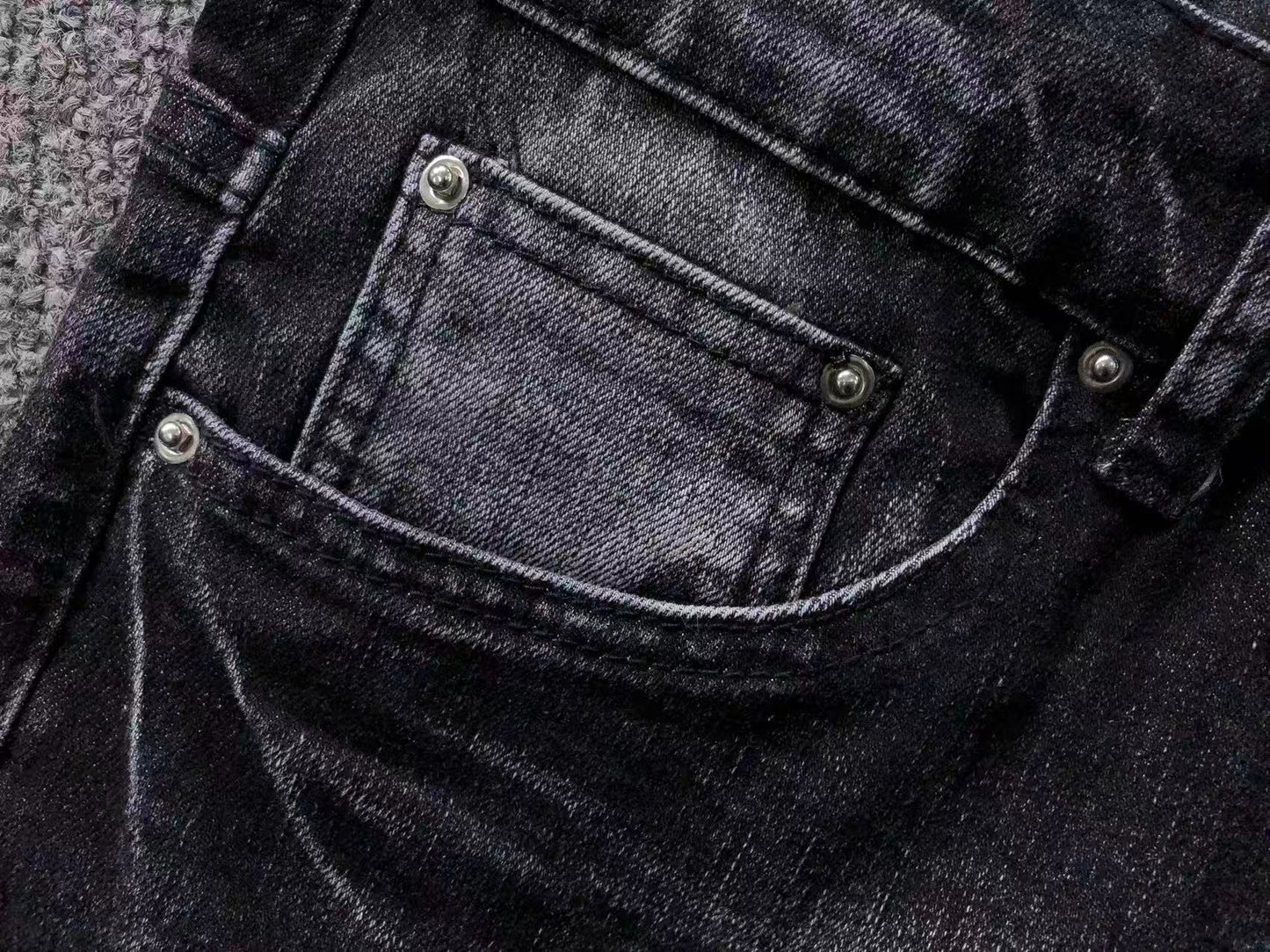Calça AMIRI Tonal Logo Black Destroyed Denim