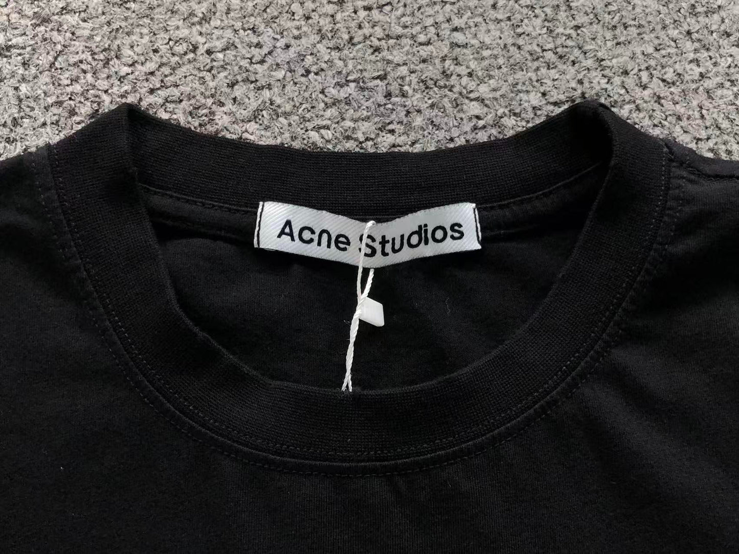 Camiseta Acne Studios Distressed Round Logo