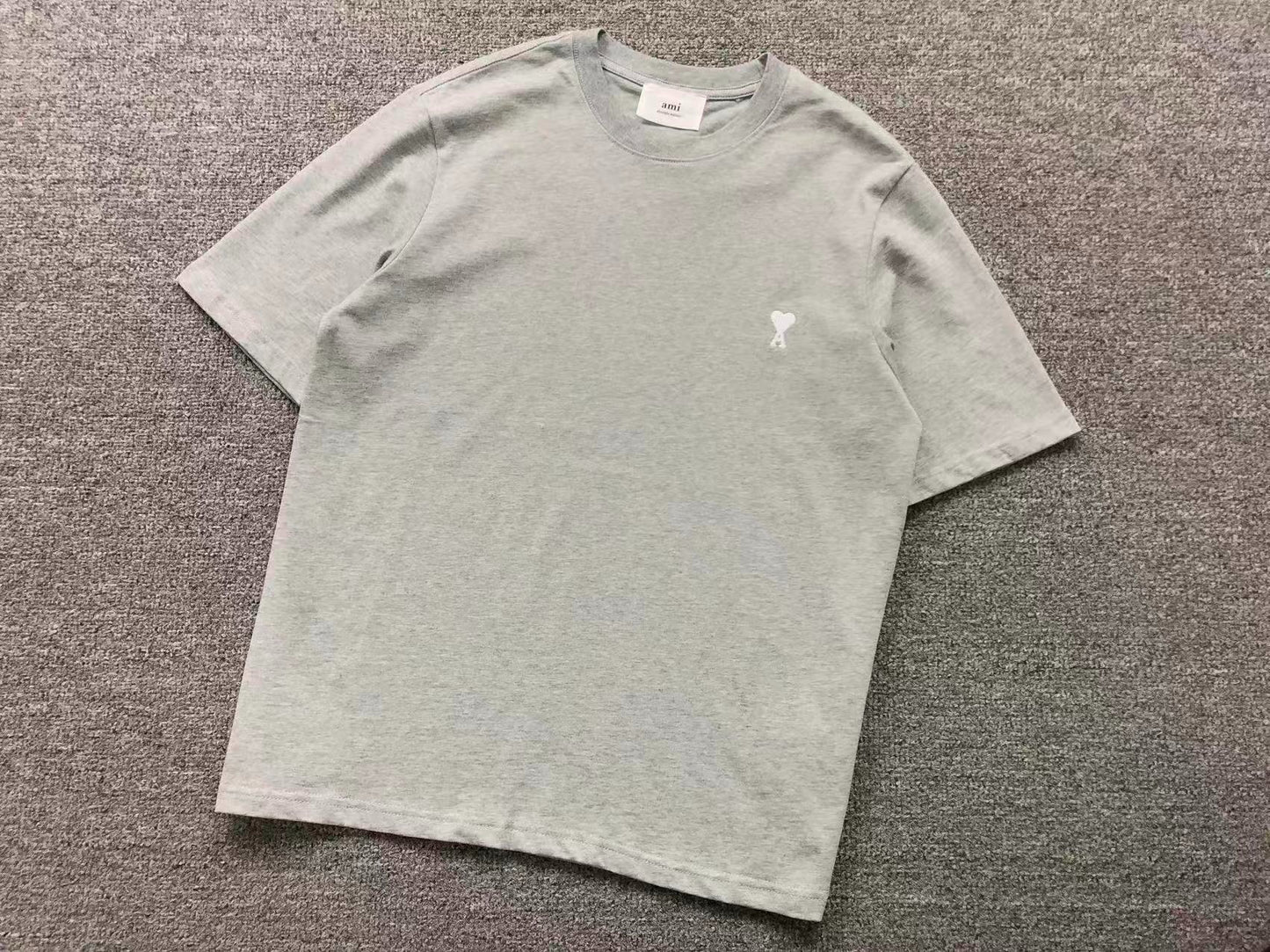 Camiseta AMI Paris Mini Heart Logo Minimal