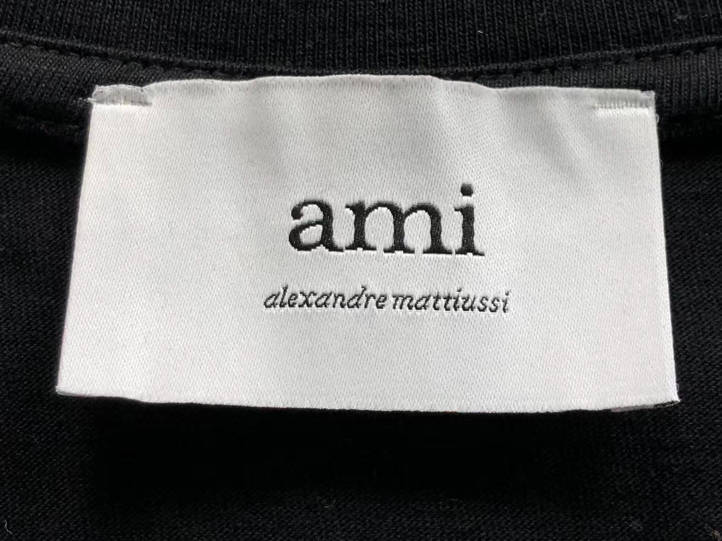 Camiseta AMI Paris Badge Varsity
